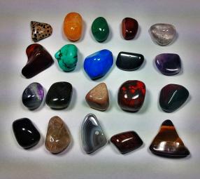 In-Which-Finger-Gemstones-Should Be-Worn